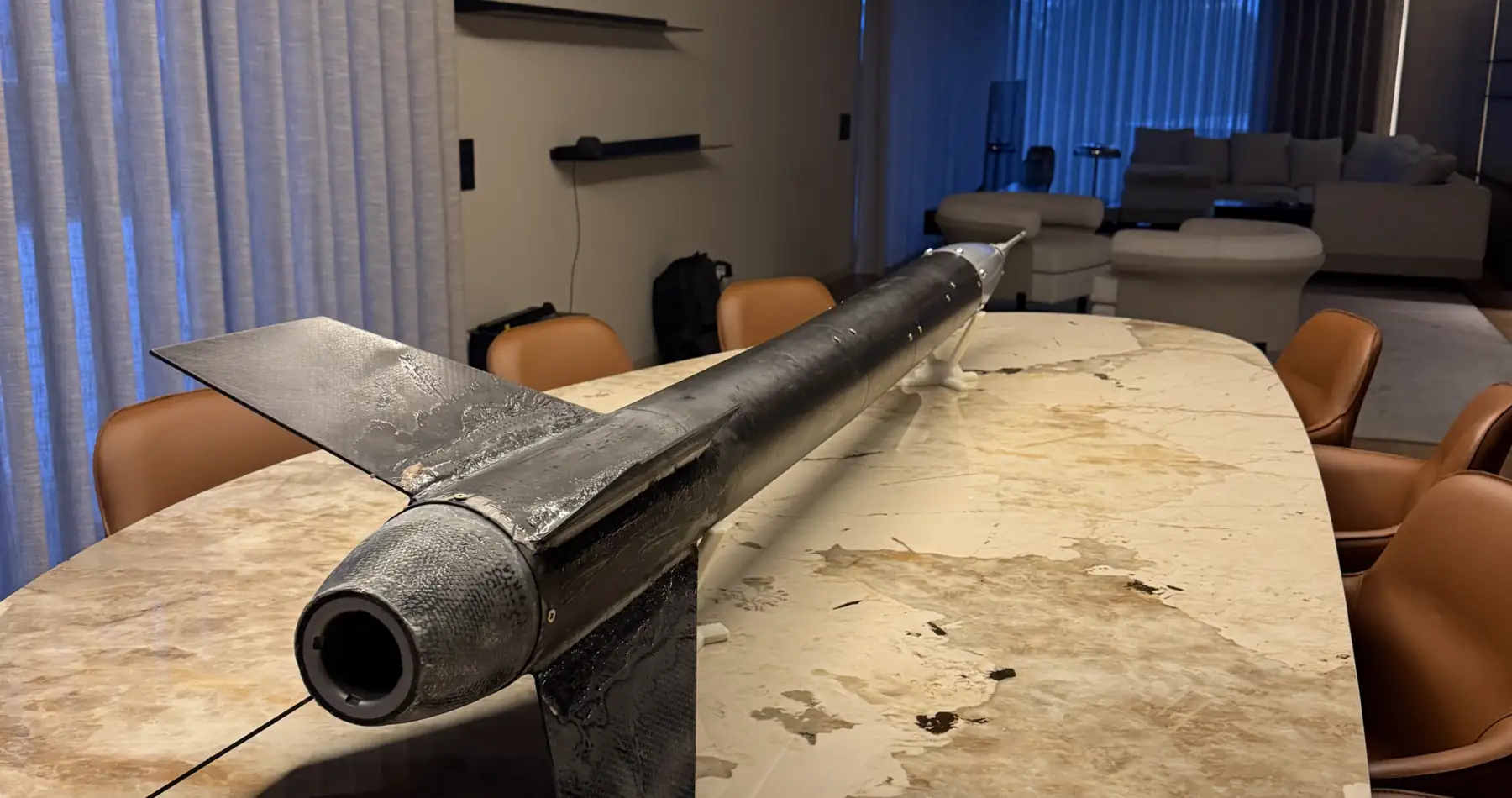 A parte traseira do Lynxrocket V5: a boca aberta do tubo do motor, o conjunto de aletas em fibra de carbono e o tubo do corpo a afastar-se da câmara