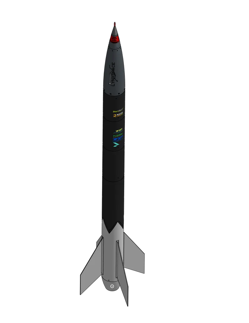 Render CAD do Lynxrocket V5 completo sobre fundo preto: ogiva, tubo de corpo em fibra de carbono e conjunto de quatro aletas